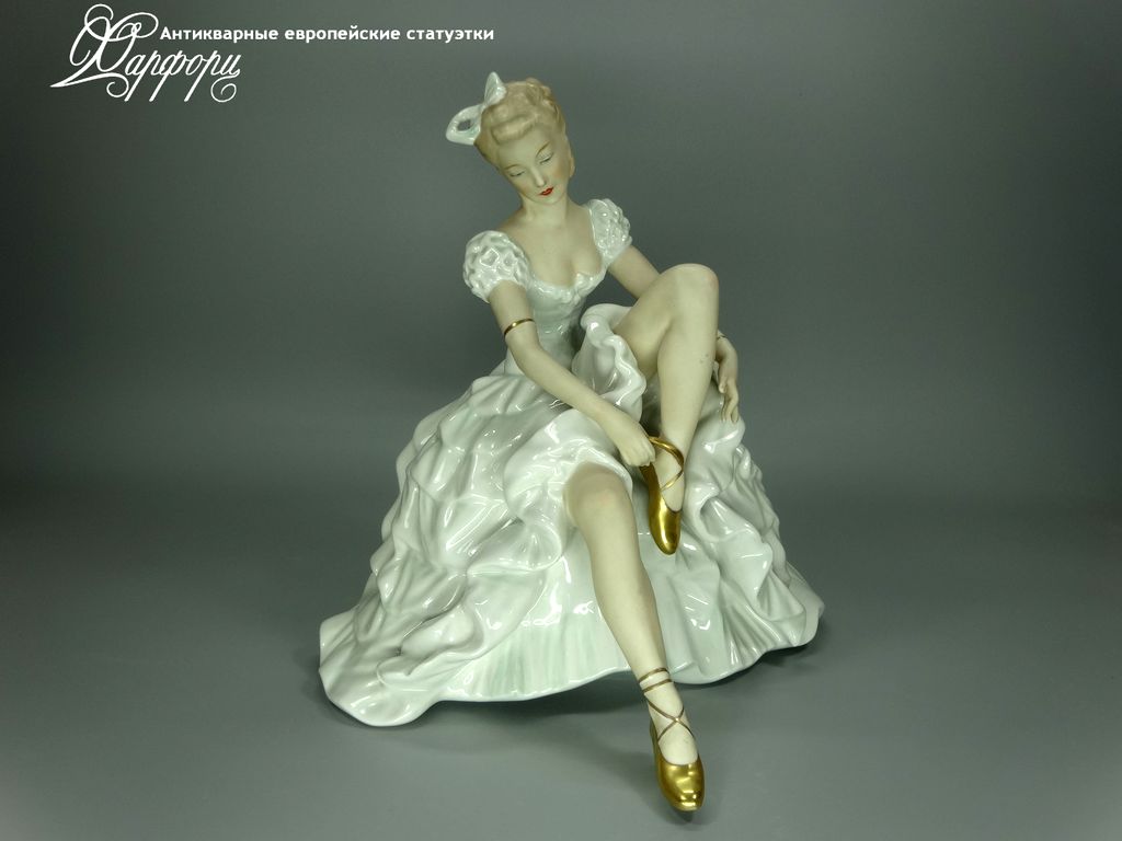Купить фарфоровые статуэтки Wallendorf, Балерина завязывающая пуанту, Германия